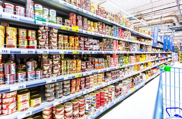 Várias carnes enlatadas em latas para venda — Fotografia de Stock