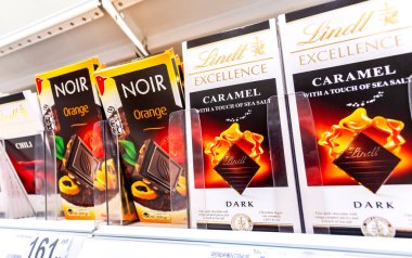 Çeşitli taze çikolata satışa hazır