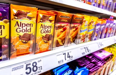 Çeşitli taze çikolata satışa hazır