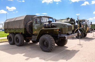 Yeşil Rus askeri kamyon Ural 4320 