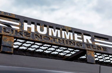 Hummer araba logosu ve gökyüzüne karşı slogan