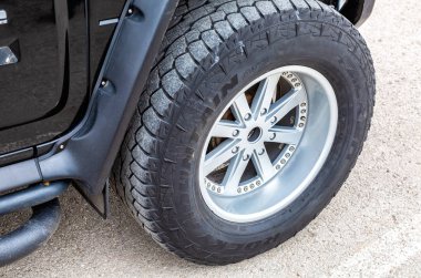 Hummer araç tekerleğinin yakın görünümü