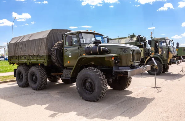 Zielona Rosyjska ciężarówka wojskowa Ural 4320 — Zdjęcie stockowe