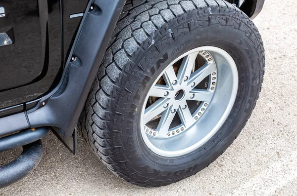 Close-up van het Hummer-voertuig wiel — Stockfoto