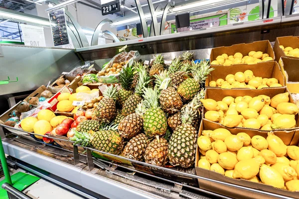 Abacaxis frescos e outras frutas prontas para venda — Fotografia de Stock