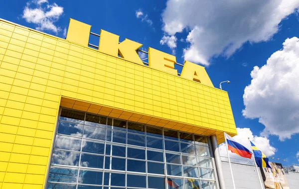 Логотип IKEA против голубого неба — стоковое фото