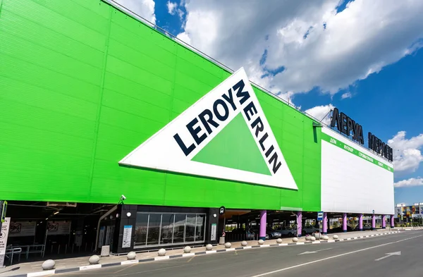 Leroy merlin samara store bei sonnigem Tag — Stockfoto