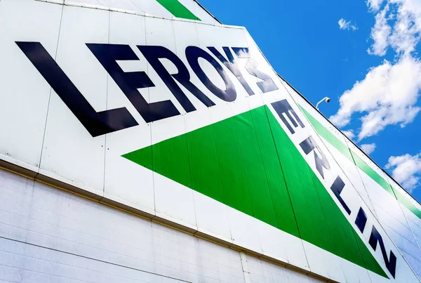 Leroy Merlin marca sinal contra o céu azul . — Fotografia de Stock