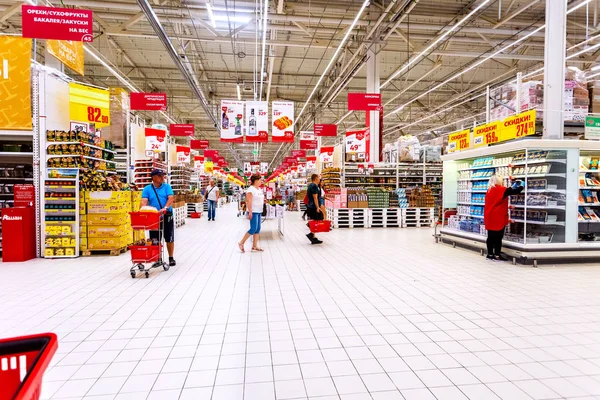 Interieur van de hypermarkt Auchan — Stockfoto