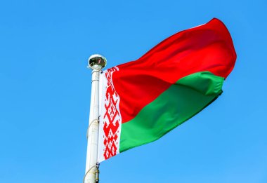 Beyaz Rusya 'nın ulusal bayrağı gökyüzüne karşı rüzgarda dalgalanıyor