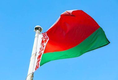 Beyaz Rusya 'nın ulusal bayrağı gökyüzüne karşı rüzgarda dalgalanıyor