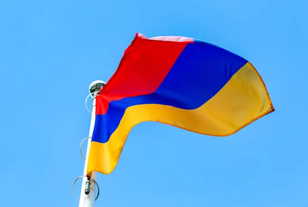 Bandeira nacional da Armênia acenando ao vento contra o céu — Fotografia de Stock