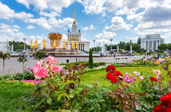Fountain "vänskap av folk" på territoriet av all-Rus — Stockfoto