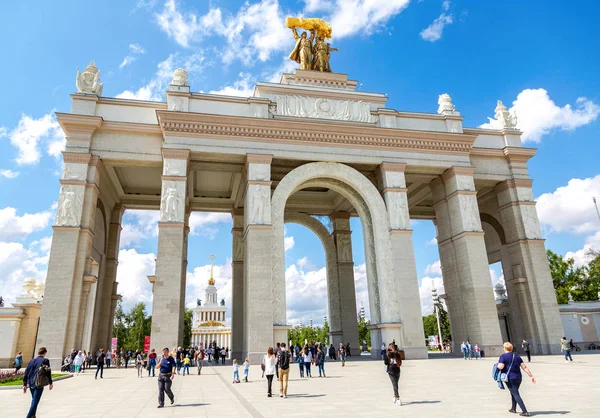 Main entrance to the territory of the All-Russian exhibition cen — Zdjęcie stockowe