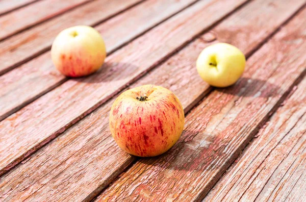 Tres manzanas en la mesa de madera grunge — Foto de Stock