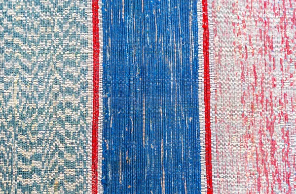 Textur eines hausgemachten Teppichs aus verschiedenen Stoffen — Stockfoto