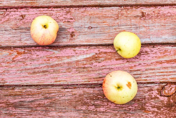 Manzanas sobre el fondo de la mesa de madera envejecida — Foto de Stock