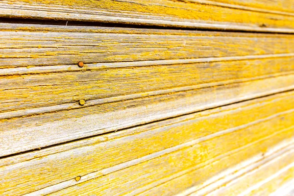 Placas de madeira ásperas com rachaduras como fundo — Fotografia de Stock