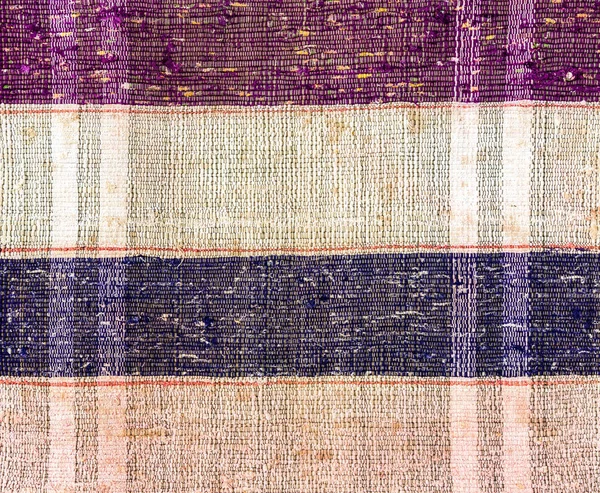 Textur eines hausgemachten Teppichs aus verschiedenen Stoffen — Stockfoto