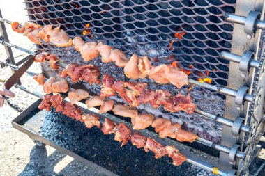 Üzerinde metal şişleri iştah açıcı kebap yemek ızgara