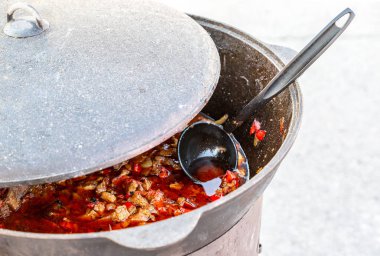 Kazanda etli iştah açıcı çorba pişirme