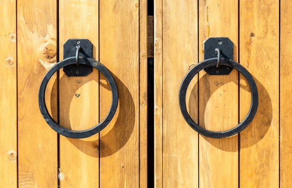 Portão de madeira maciça com botões de metal — Fotografia de Stock