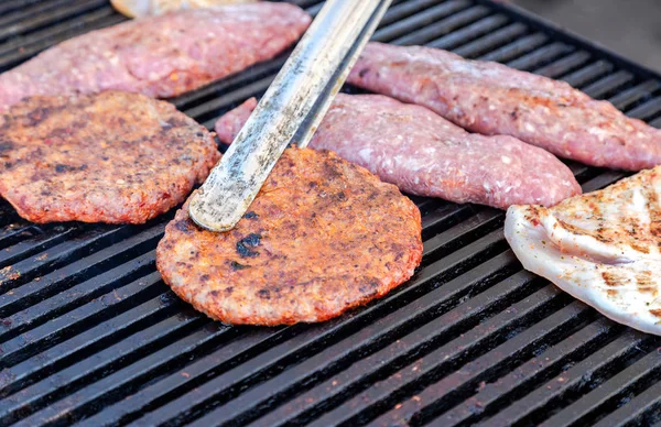 Pedaços de carne grelhada cozidos na grelha — Fotografia de Stock