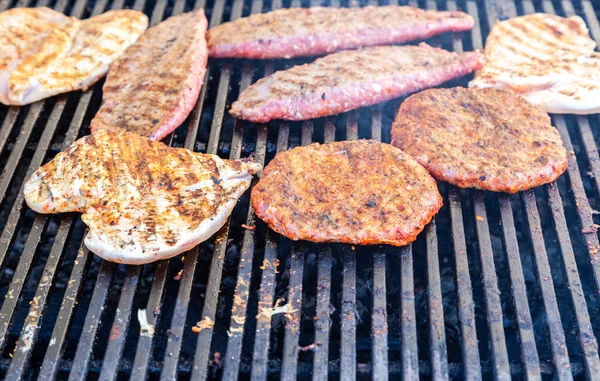 Bitar av grillat kött som tillagas på grillen — Stockfoto