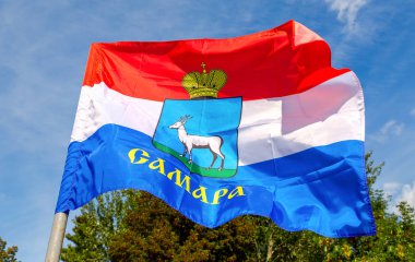 Rüzgarda çırpınan Samara şehrinin bayrağı