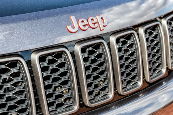 Nærbillede af Jeep logo på bilen - Stock-foto