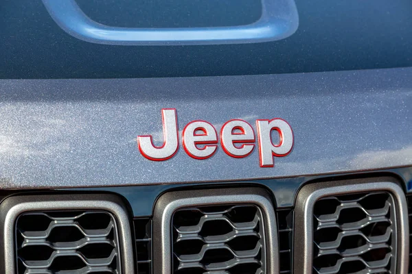 Araçta Jeep logosunun kapatılması — Stok fotoğraf
