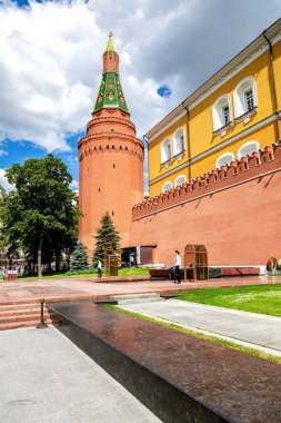 Kremlin Duvarı'nın yanında ebedi alev