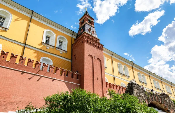 Muro con torre del Cremlino di Mosca — Foto Stock