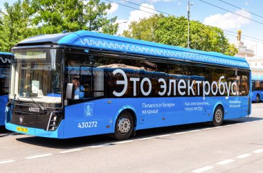 Şehir caddesinde modern elektrikli otobüs