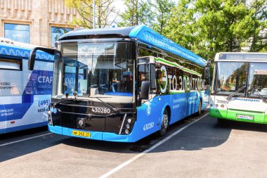 Şehir caddesinde modern elektrikli otobüs