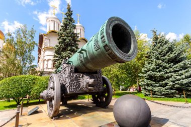 Moskova, Rusya - 9 Temmuz 2019: Çar Cannon (Çar-Pushka) yaz gününde Moskova Kremlin topraklarında. 1586'da bronz oyuncu kadrosu