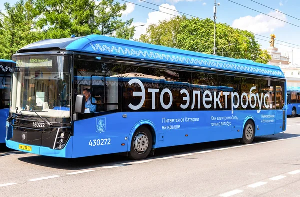 Şehir caddesinde modern elektrikli otobüs — Stok fotoğraf