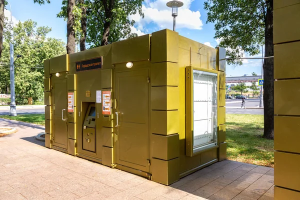 Offentlig toalett på stadsgatan — Stockfoto