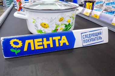 Hipermarket Lenta konveyör bandı üzerinde mal ayırıcı
