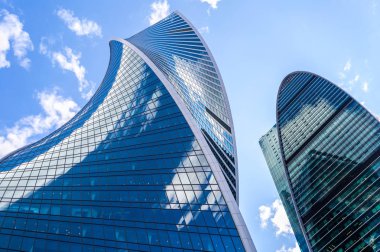 Moskova şehrinin gökdelenleri gökyüzüne karşı