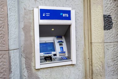 Binanın duvarında Vtb banka nakit makinesi