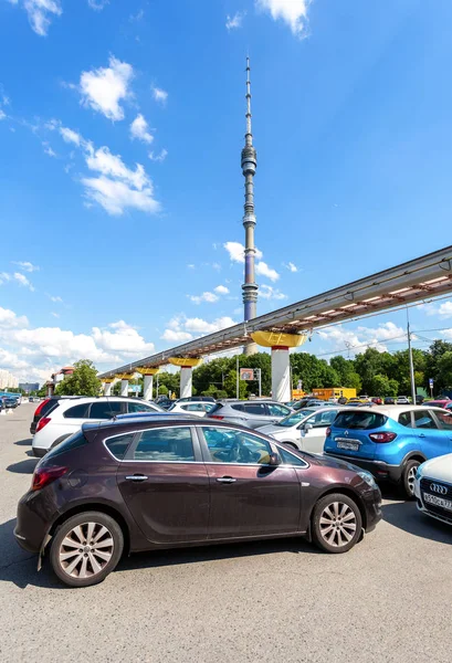 Route monorail de Moscou avec vue sur la tour Ostankino — Photo