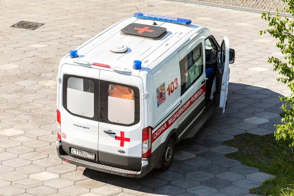 Carro de ambulância estacionado na rua — Fotografia de Stock