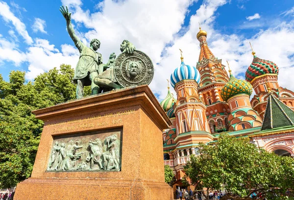 Monument à Minin et Pozharsky à côté de la cathédrale de Vasily Ble — Photo