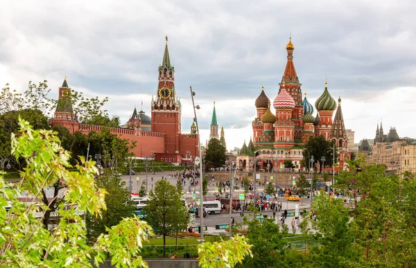 Spasskaya toren van het Kremlin van Moskou, de kathedraal van Vasili gezegend — Stockfoto