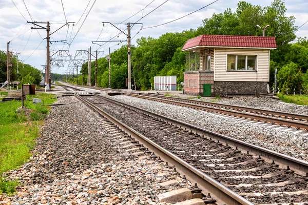 Zweigleisige elektrifizierte Bahnstrecke mit Bahnübergang — Stockfoto