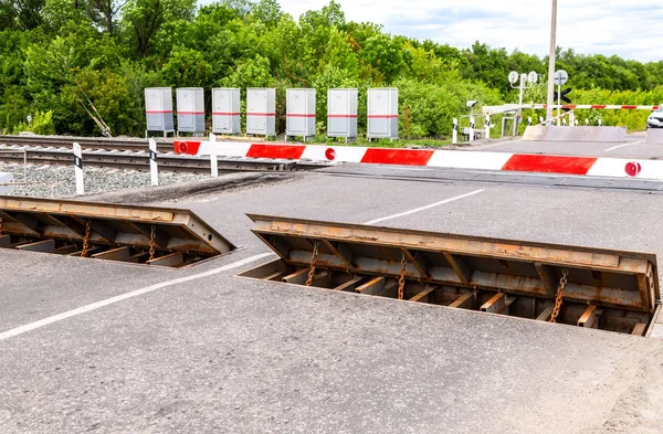 Trafikljus och vägskylt på järnvägskorsningen — Stockfoto