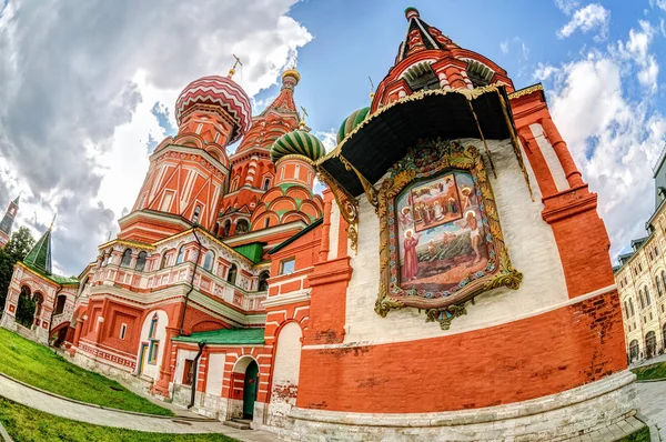 Saint Basil's (Pokrovsky) Cathedral on Red Square in Moscow, Rus — Stock Photo, Image