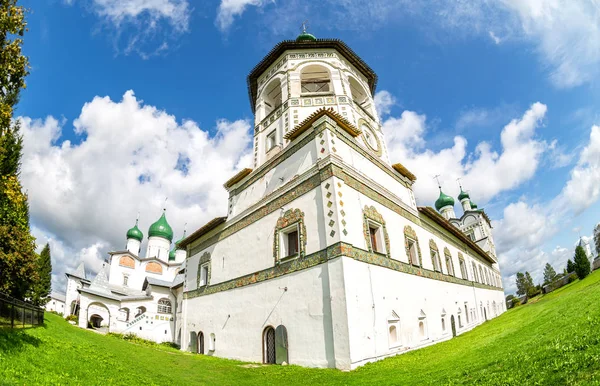 Mosteiro de Nicolo-Vyazhishchsky em Veliky Novgorod — Fotografia de Stock