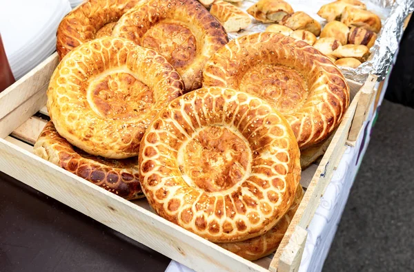 Аппетитный узбекский плоский хлеб из тандира — стоковое фото